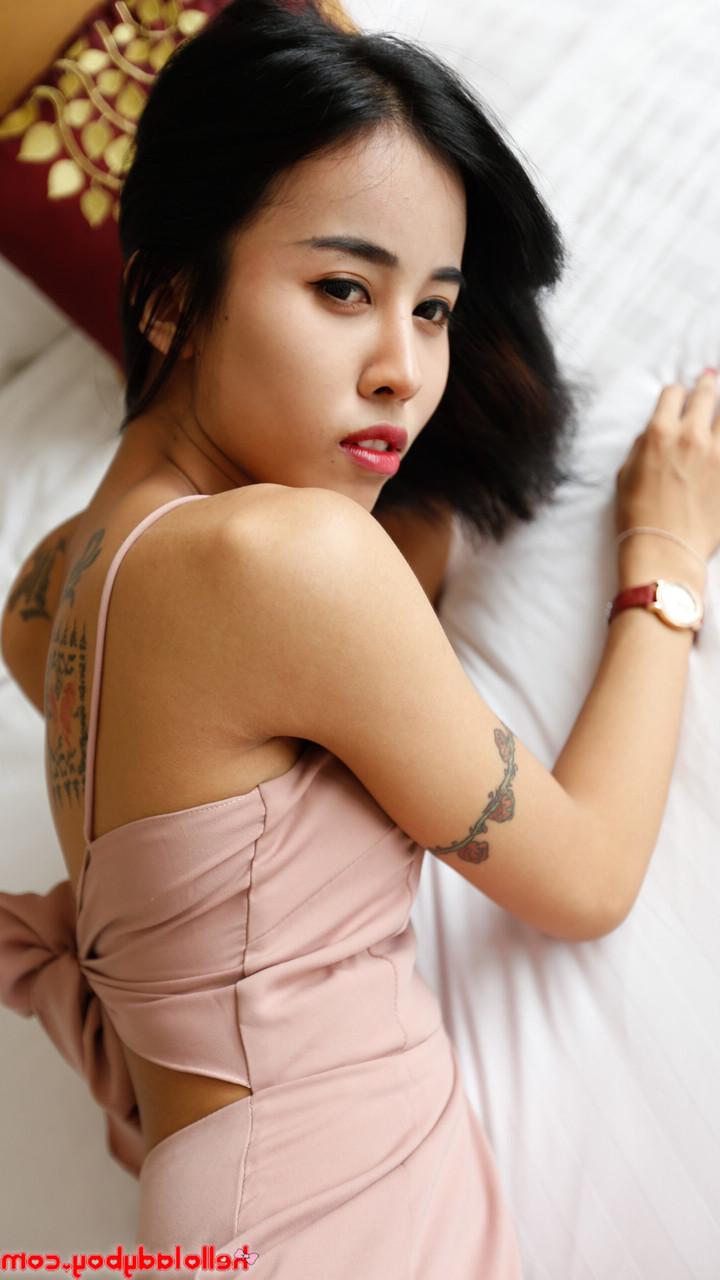 20P Linda travesti asiática Nene revela seu pau duro e dá um boquete POV