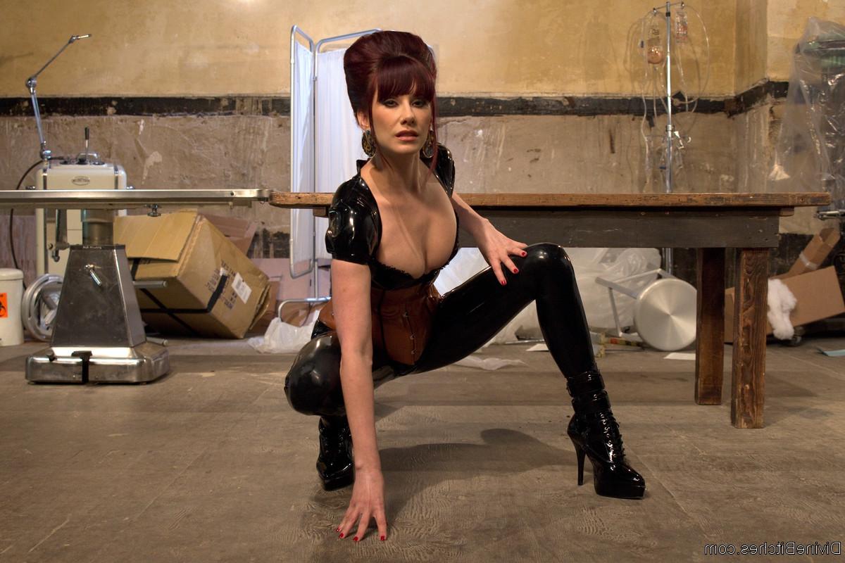 11P A ruiva magra MILF Maitresse Madeline Marlowe posa em uma roupa de couro