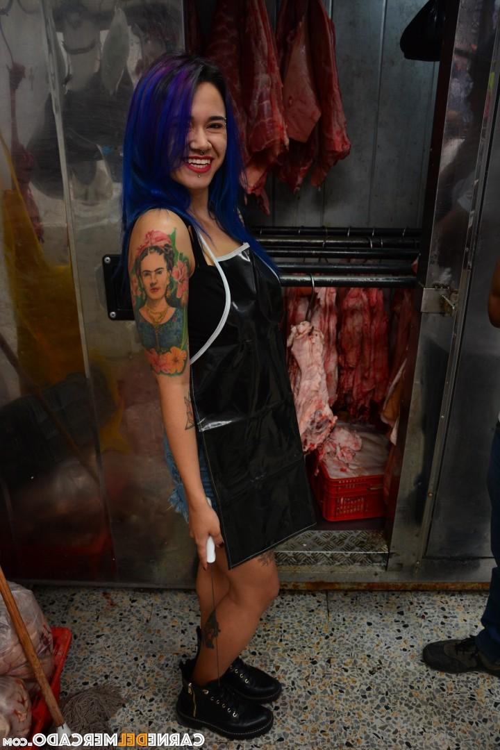 20P Une colombienne coquine aux cheveux violets baise un mec noir au marché de la viande