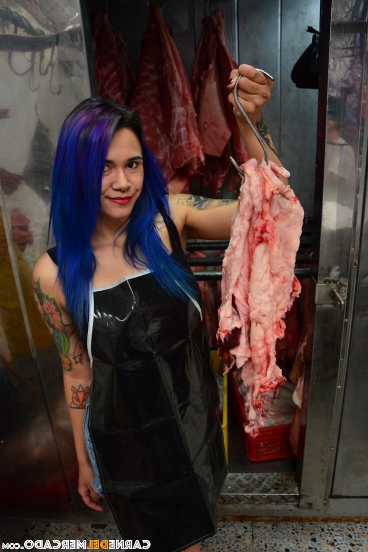 20P Une colombienne coquine aux cheveux violets baise un mec noir au marché de la viande