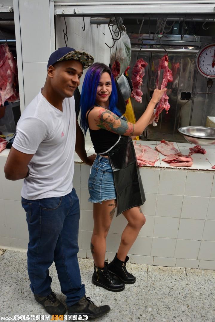 20P Une colombienne coquine aux cheveux violets baise un mec noir au marché de la viande