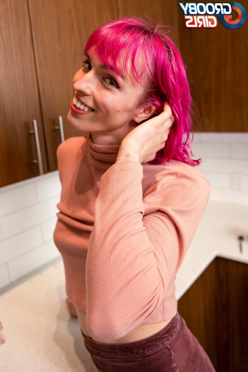 16P Poppy, transexuelle aux cheveux roses, révèle ses seins et sa bite poilue en buvant du café.