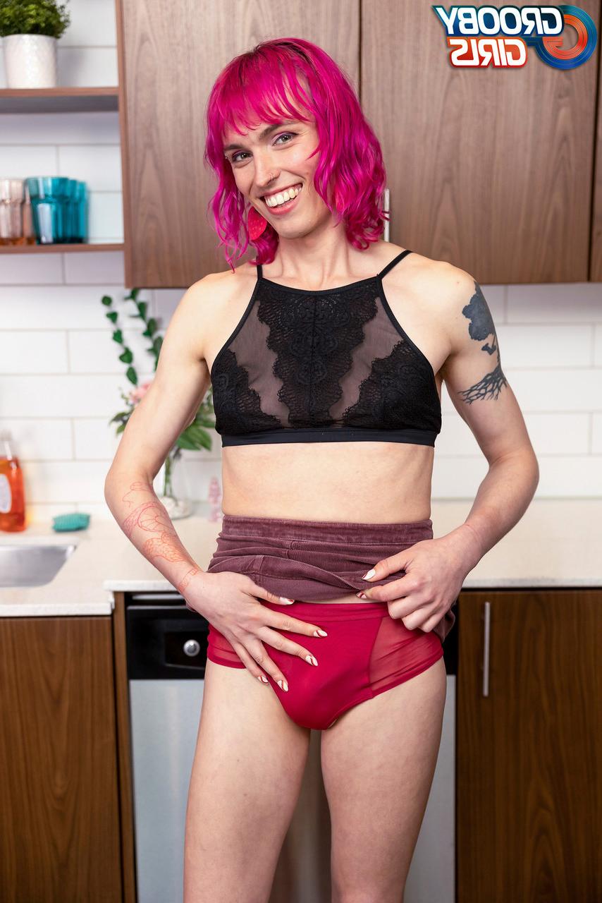 16P Poppy, transexuelle aux cheveux roses, révèle ses seins et sa bite poilue en buvant du café.