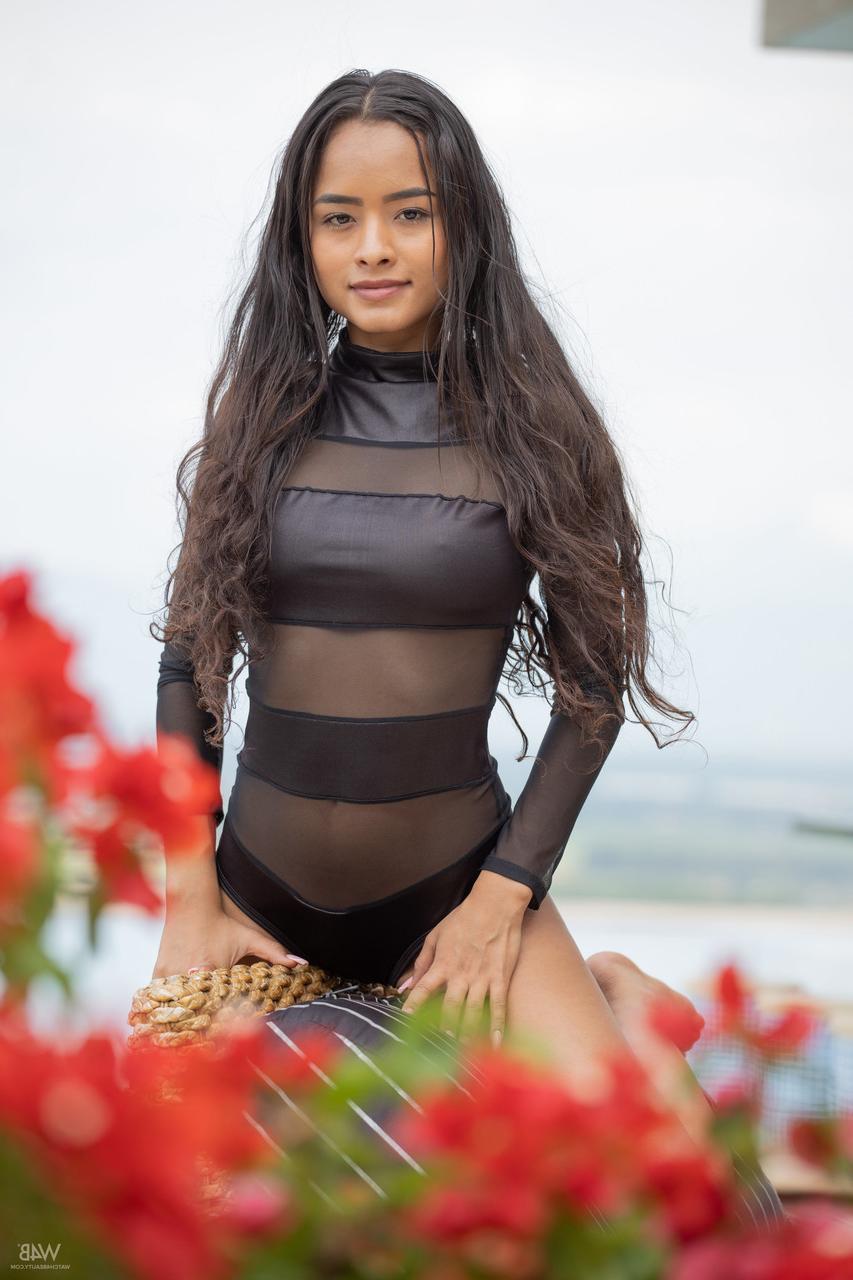 20P A glamorosa adolescente latina Liloo exibe sua buceta raspada e seu bumbum firme do lado de fora