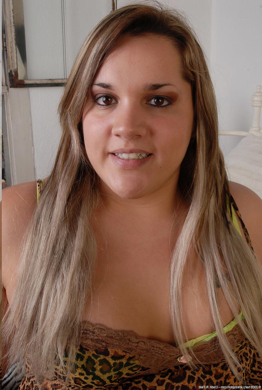 20P A gordinha amadora Christina fica totalmente nua e espalha sua buceta peluda de perto