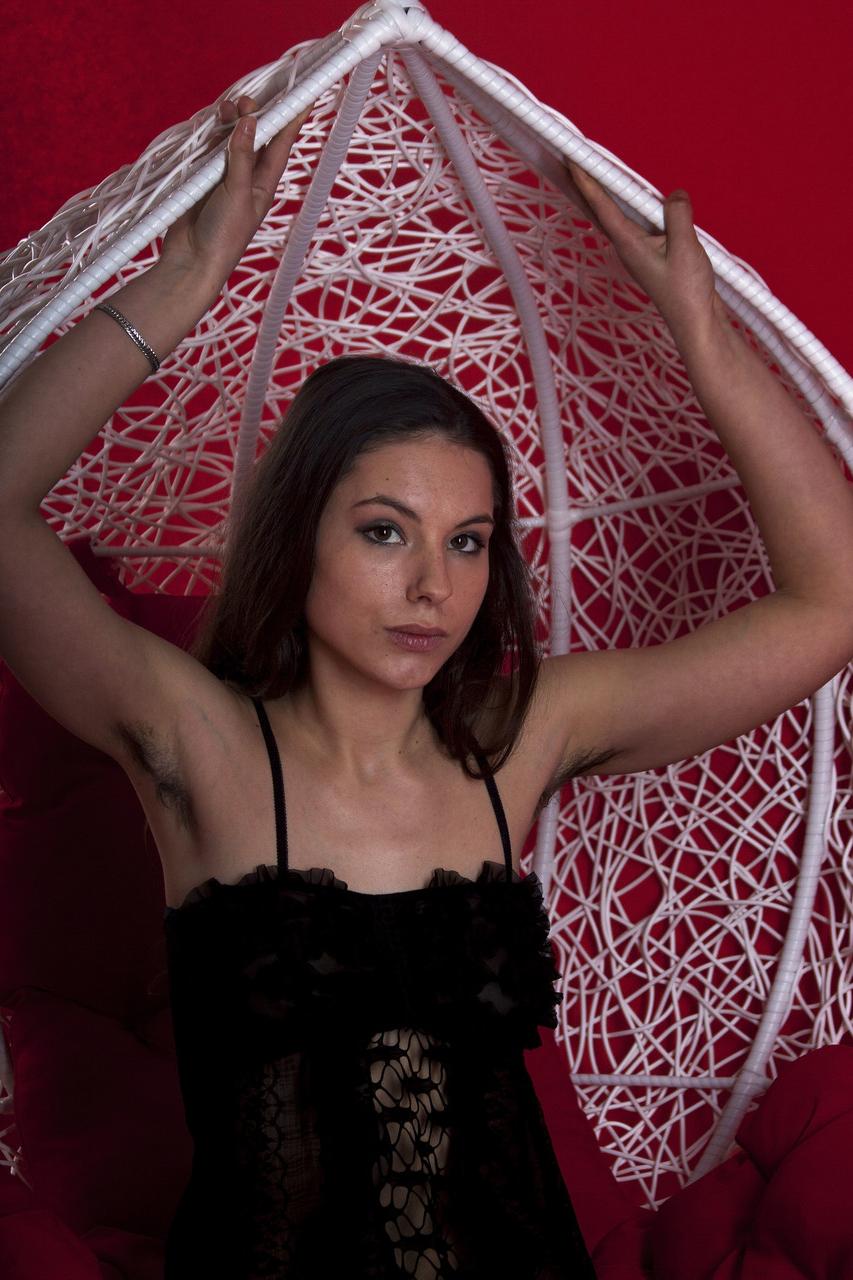 20P La petite brune Alisha montre ses petits seins et sa chatte poilue en bas.