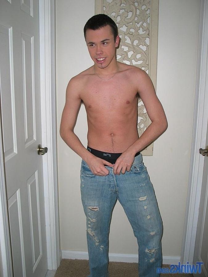 20P Hot twink shows off his suckable dick & his big balls while naked