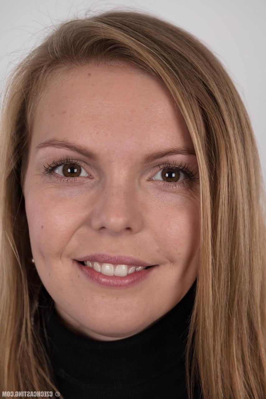 20P Die hübsche Amateurin Lenka zieht ihre Jeans und ihr Top aus, um ihre großen Brustwarzen in Nahaufnahme zu sehen