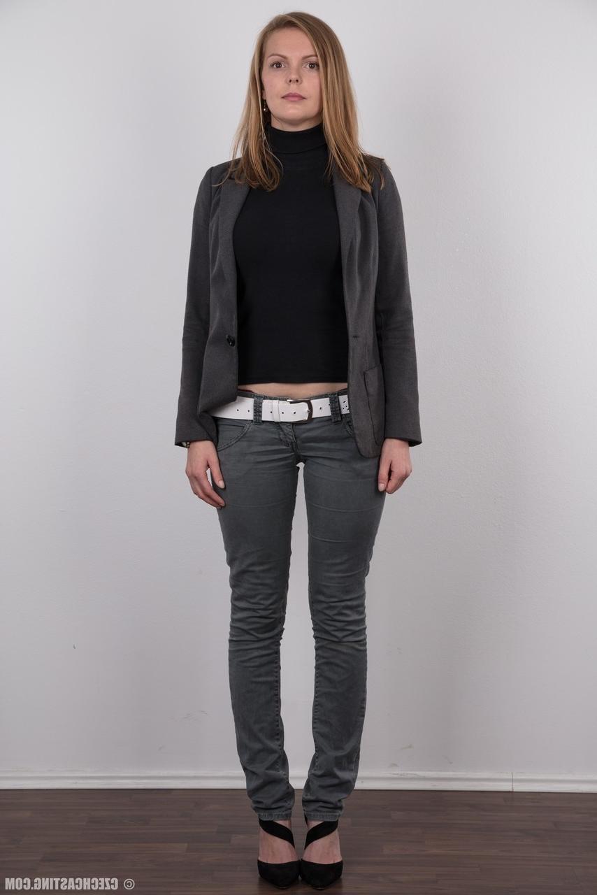 20P Die hübsche Amateurin Lenka zieht ihre Jeans und ihr Top aus, um ihre großen Brustwarzen in Nahaufnahme zu sehen