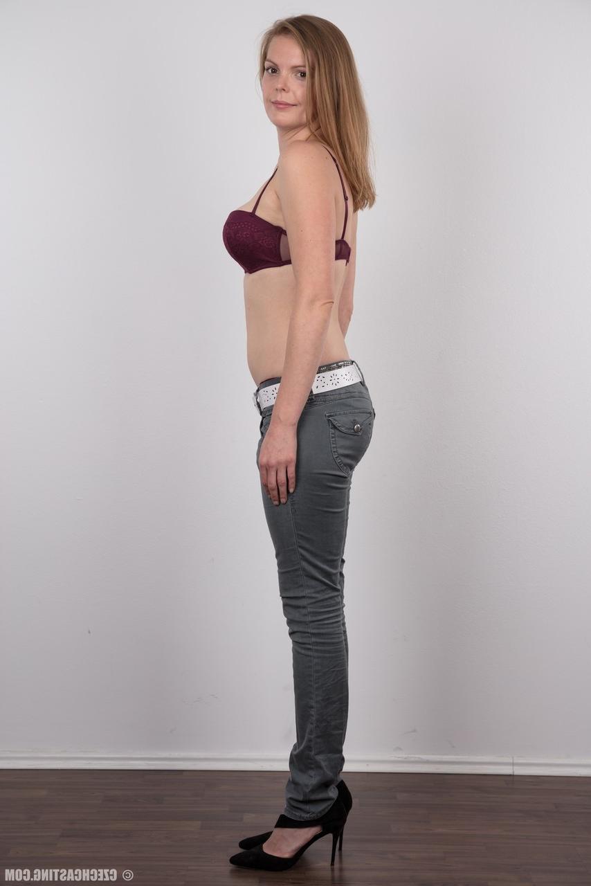 20P Die hübsche Amateurin Lenka zieht ihre Jeans und ihr Top aus, um ihre großen Brustwarzen in Nahaufnahme zu sehen