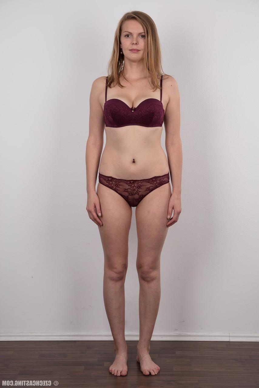 20P Die hübsche Amateurin Lenka zieht ihre Jeans und ihr Top aus, um ihre großen Brustwarzen in Nahaufnahme zu sehen