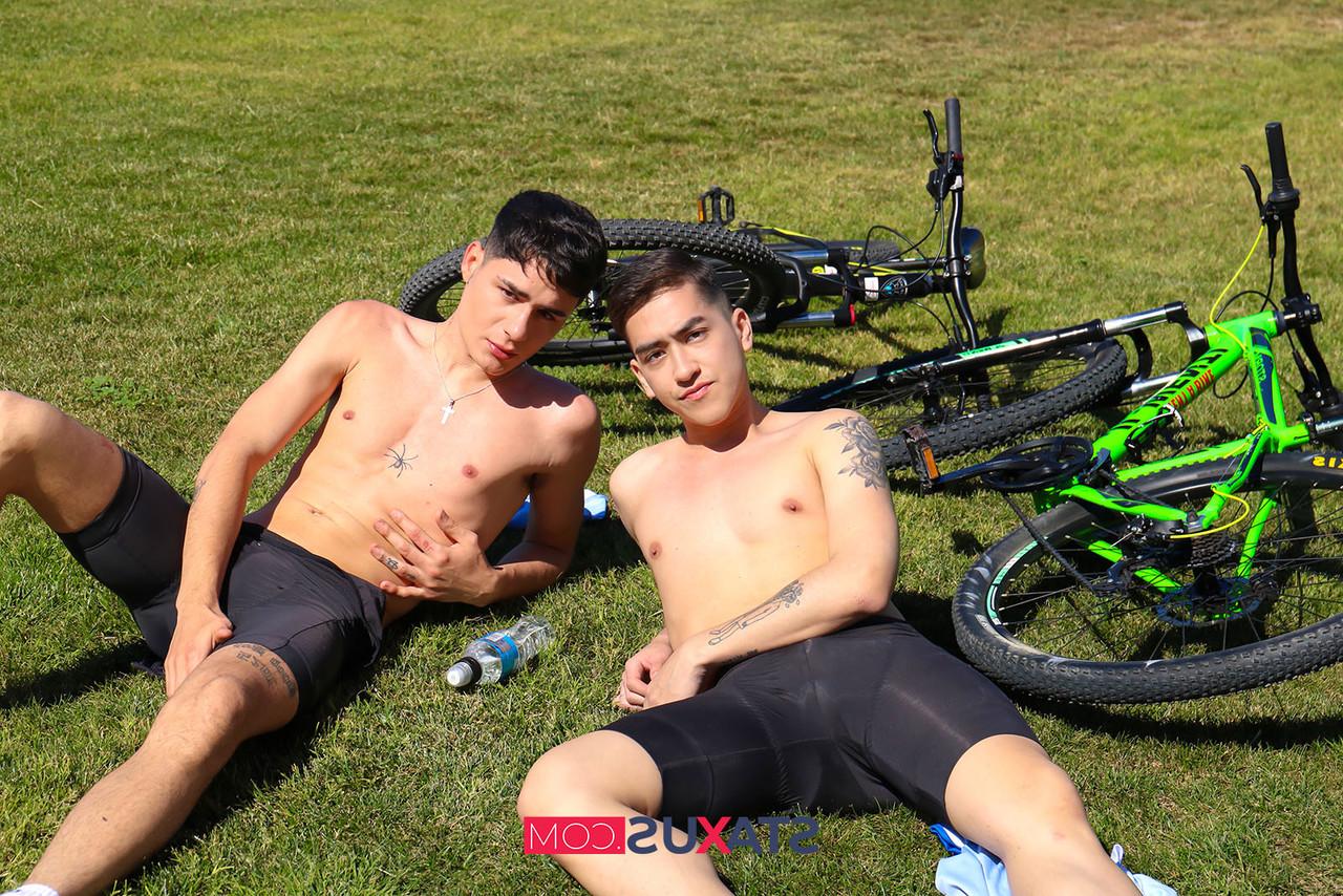 16P Gays excitados Agus Piney e Johnny Hakson batem ao ar livre depois de um passeio