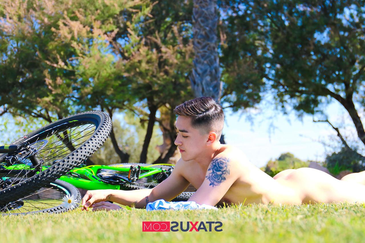 16P Gays excitados Agus Piney e Johnny Hakson batem ao ar livre depois de um passeio