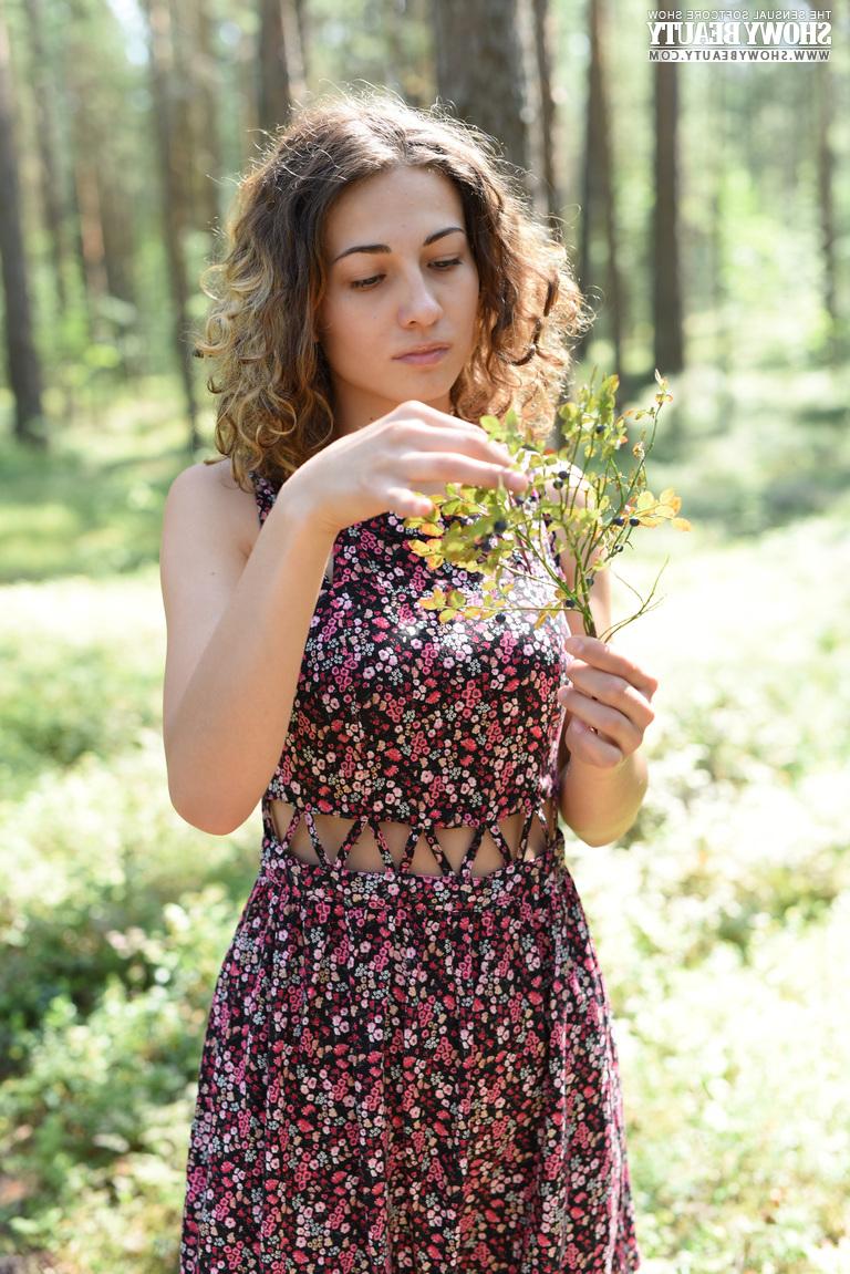 20P A bela jovem Ari fica completamente nua em uma área florestal