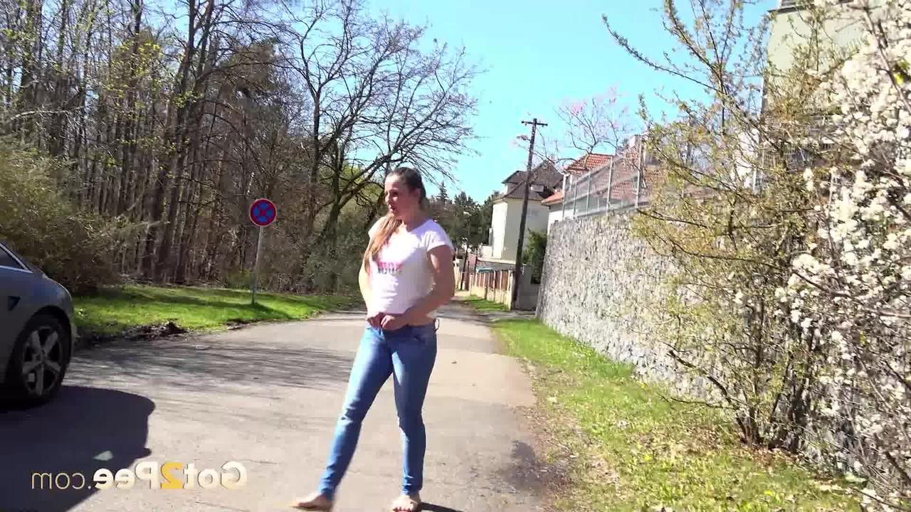 15P La chica caucásica Valentina Ross orina en una carretera a mitad del día.