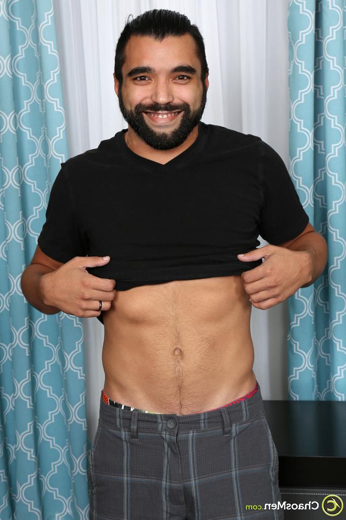 20P La brune gay Wynn se déshabille entièrement et montre sa bite poilue