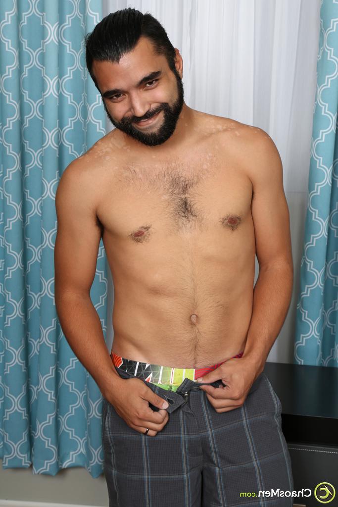 20P La brune gay Wynn se déshabille entièrement et montre sa bite poilue