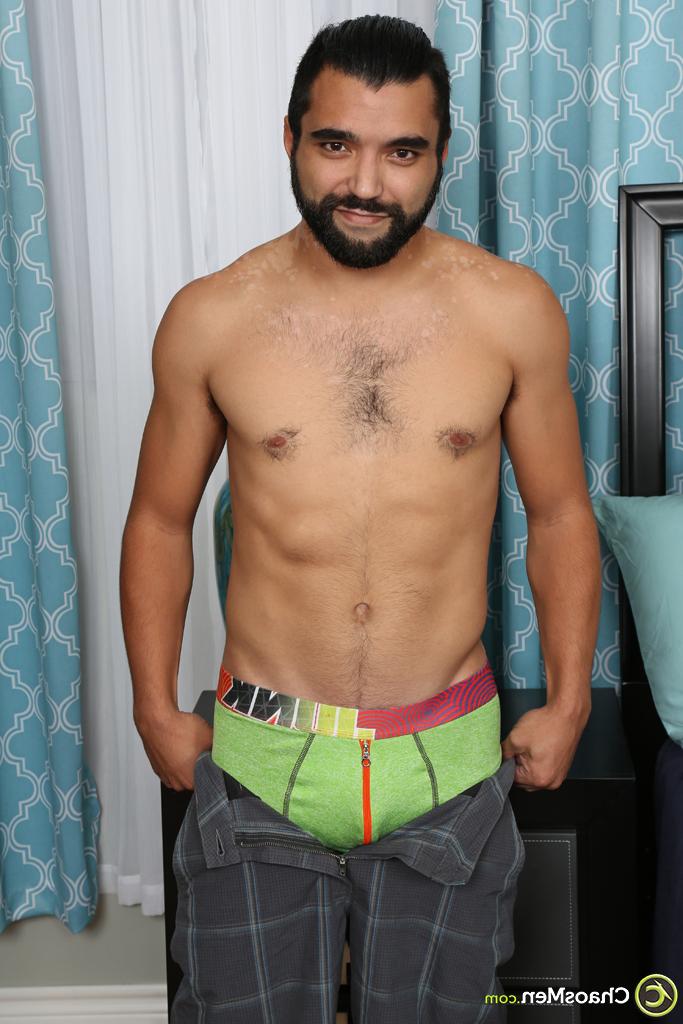 20P La brune gay Wynn se déshabille entièrement et montre sa bite poilue