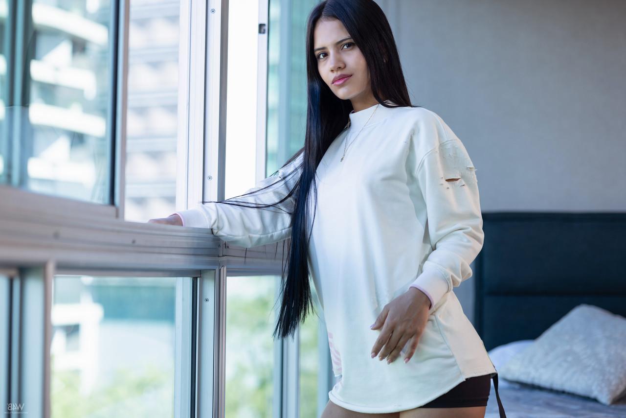 20P A amadora latina de cabelos escuros Hada expõe seus peitos pequenos em um show solo