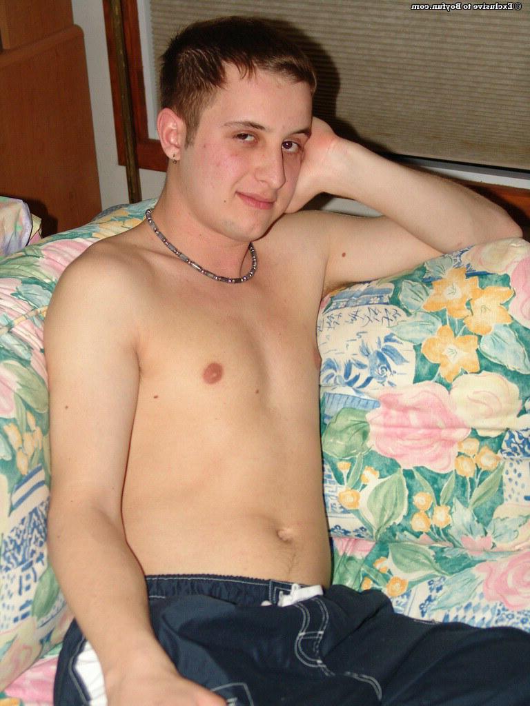 20P O jovem gay Tommy 3 mostra suas bolas grandes e se masturba até ejacular