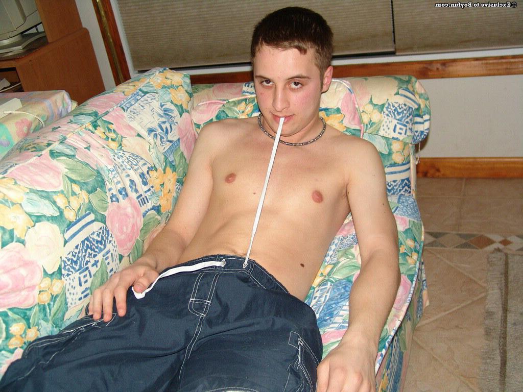 20P O jovem gay Tommy 3 mostra suas bolas grandes e se masturba até ejacular