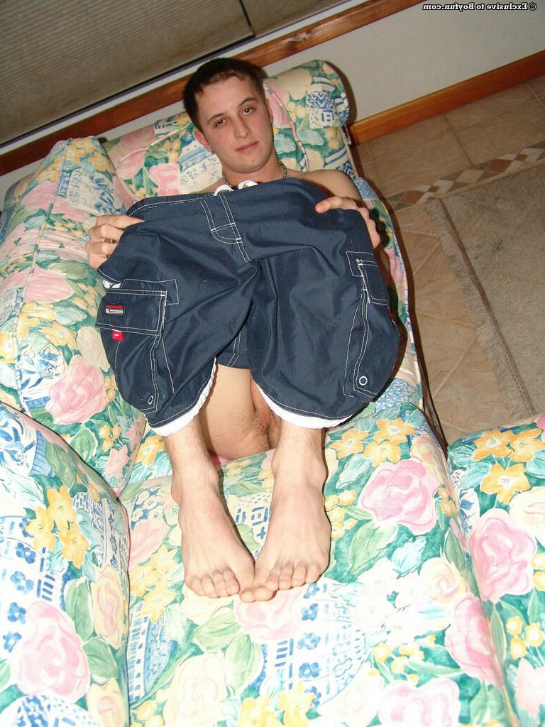 20P O jovem gay Tommy 3 mostra suas bolas grandes e se masturba até ejacular