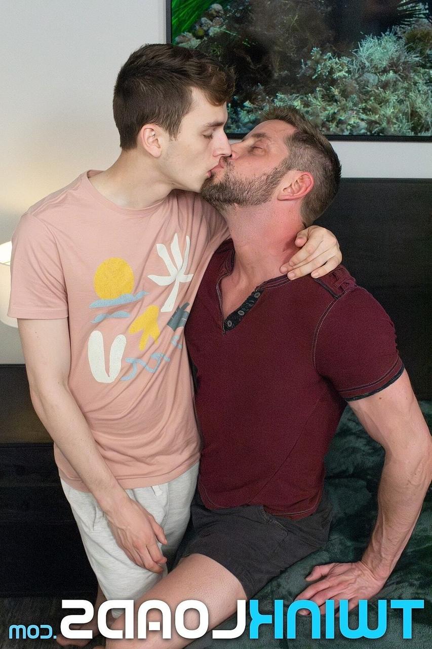15P Der magere Schwule Tyler Tanner genießt wilden Analsex mit einem muskulösen Hintern