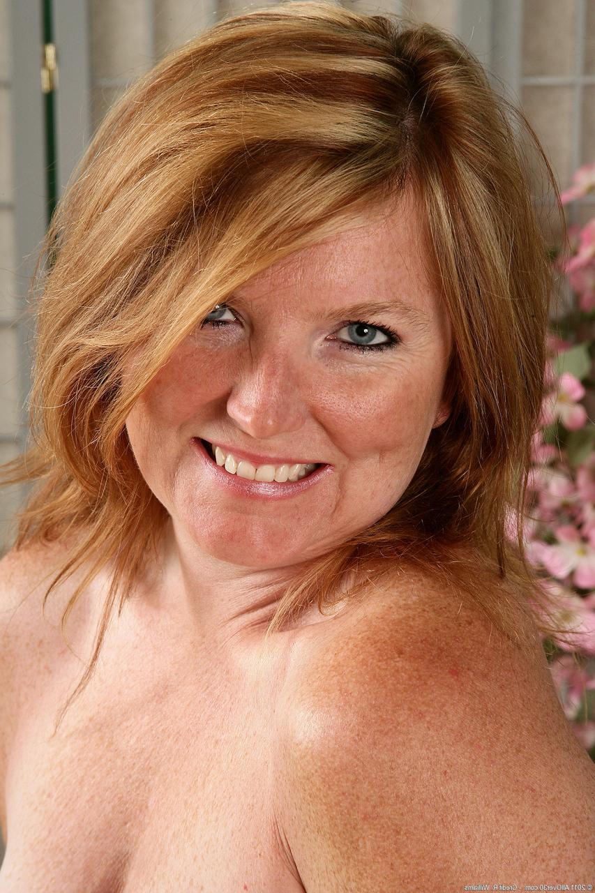 20P Voluptuous MILF Stacie shows her pretty feet, trimmed pussy and round booty
