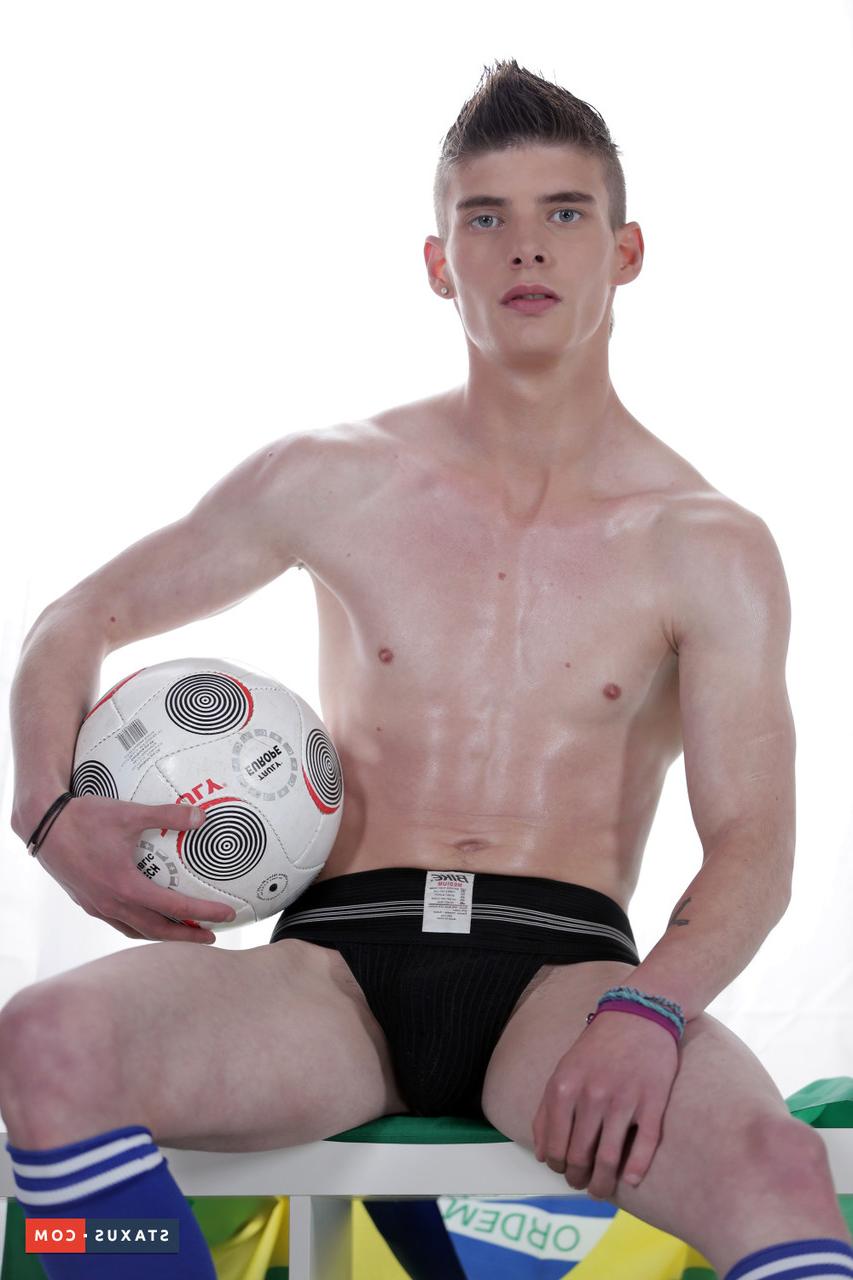 20P Garotos gays pendurados Charlie Dean e Alexander Dorch fazem sexo anal hardcore