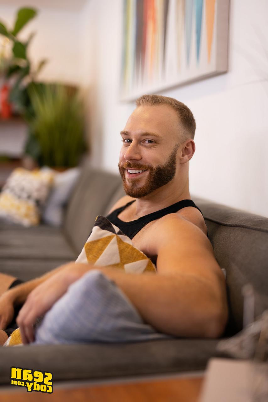 15P Die sexy, muskulösen Schwulen Brysen und Brogan reiten sich gegenseitig auf der Couch