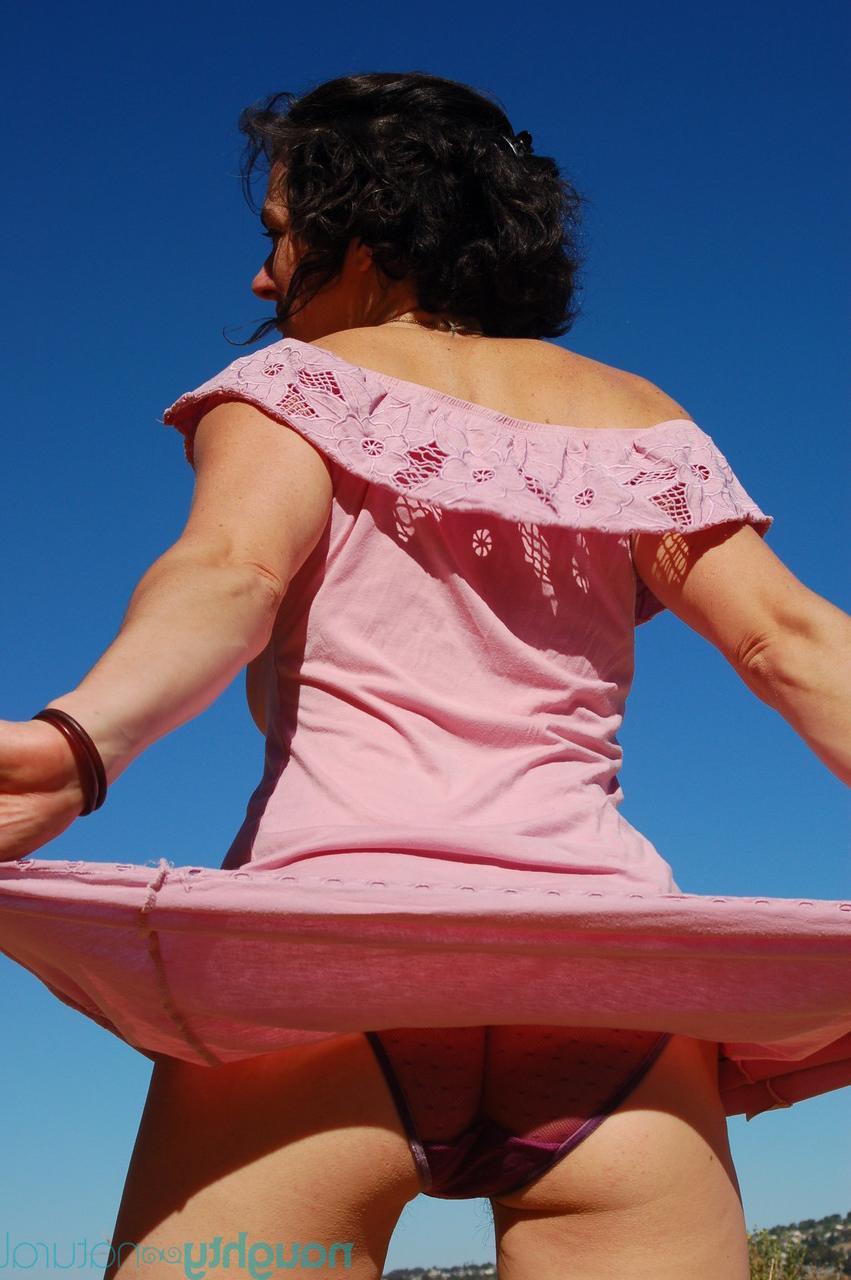 20P Mulher amadora com axilas peludas Sadie Lune expõe seu arbusto e peitos pequenos