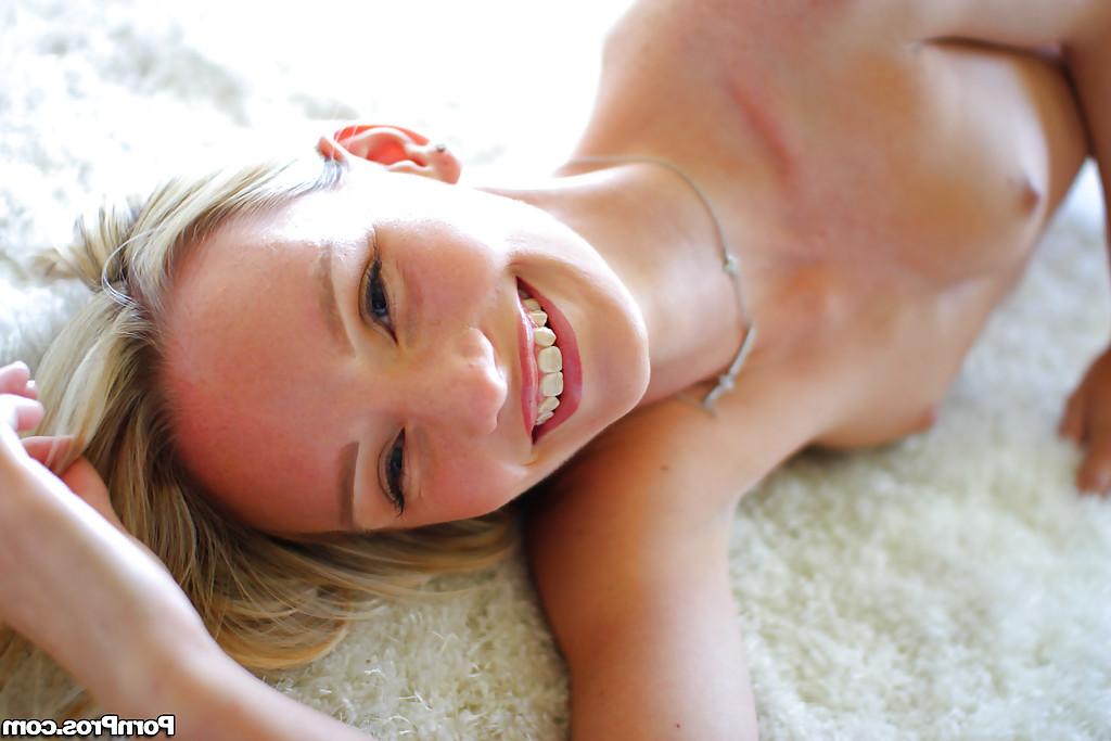 15P Der blonde Teenager Sammie Daniels mit kleinen Titten zeigt sich in Nahaufnahme