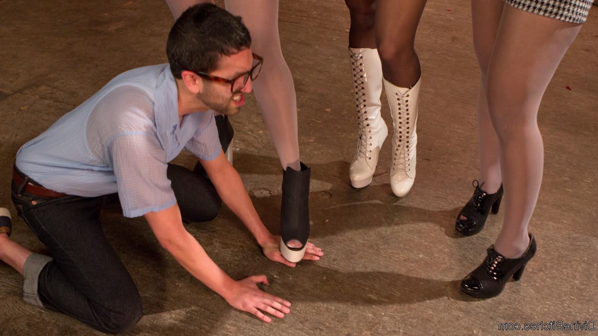 9P Estrelas pornôs dominantes tiram a roupa, humilham e prendem um cara geek em um BDSM 4some