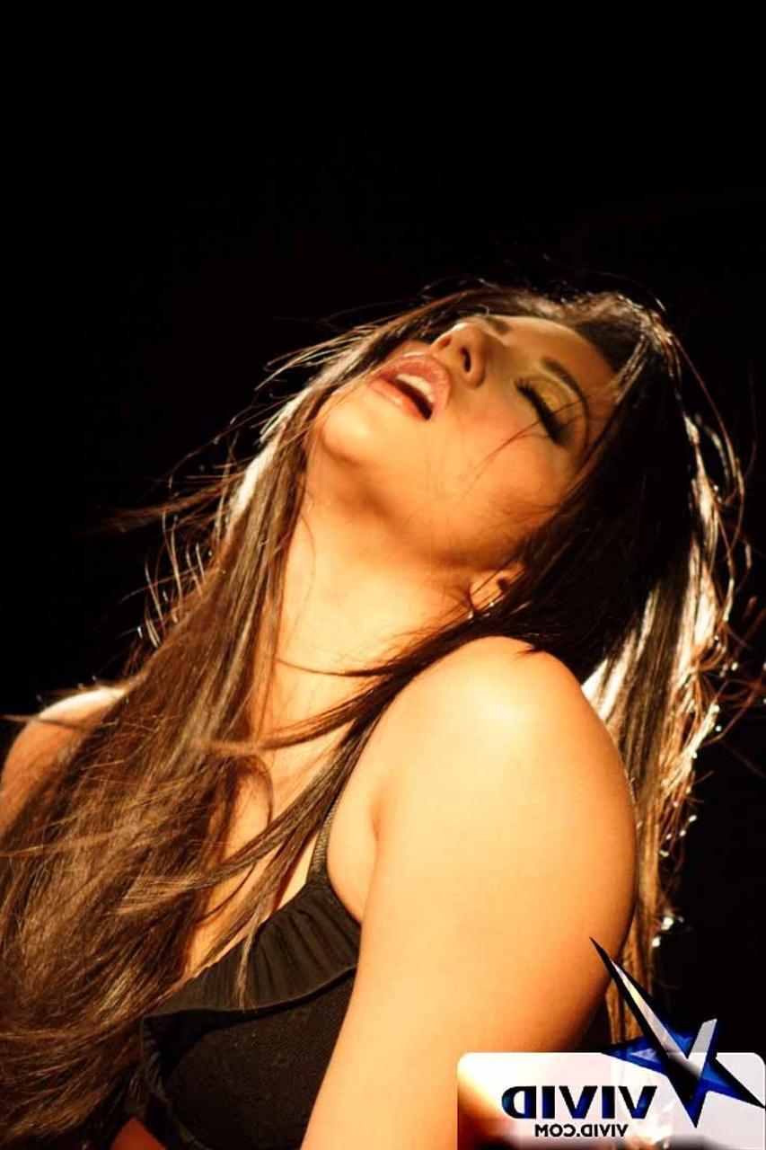 20P Sensacional MILF india en lencería Sunny Leone le da a su hombre un masaje caliente