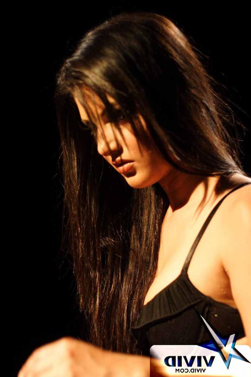 20P Sensacional MILF india en lencería Sunny Leone le da a su hombre un masaje caliente