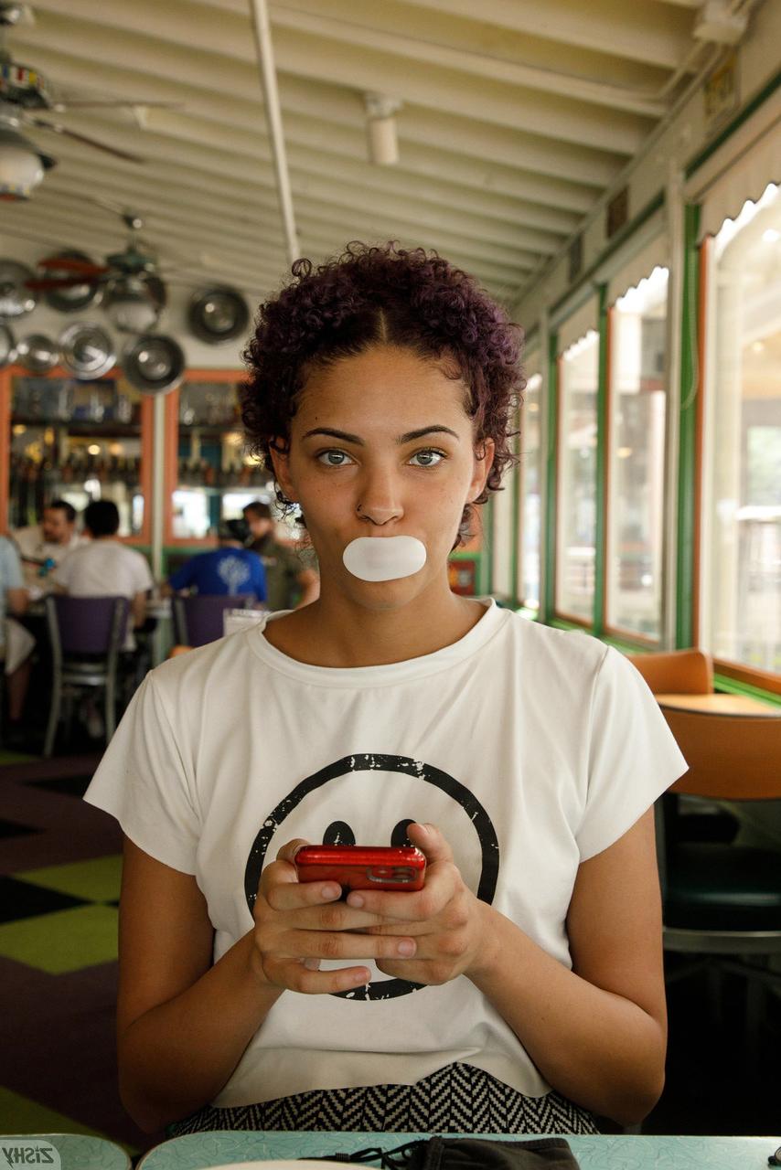 13P Das sexy Babe mit Brille Rebel Tee zeigt in der Öffentlichkeit ihre süßen natürlichen Titten