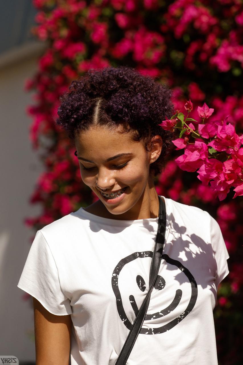 13P Das sexy Babe mit Brille Rebel Tee zeigt in der Öffentlichkeit ihre süßen natürlichen Titten