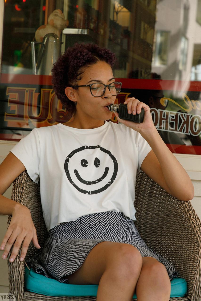 13P Das sexy Babe mit Brille Rebel Tee zeigt in der Öffentlichkeit ihre süßen natürlichen Titten