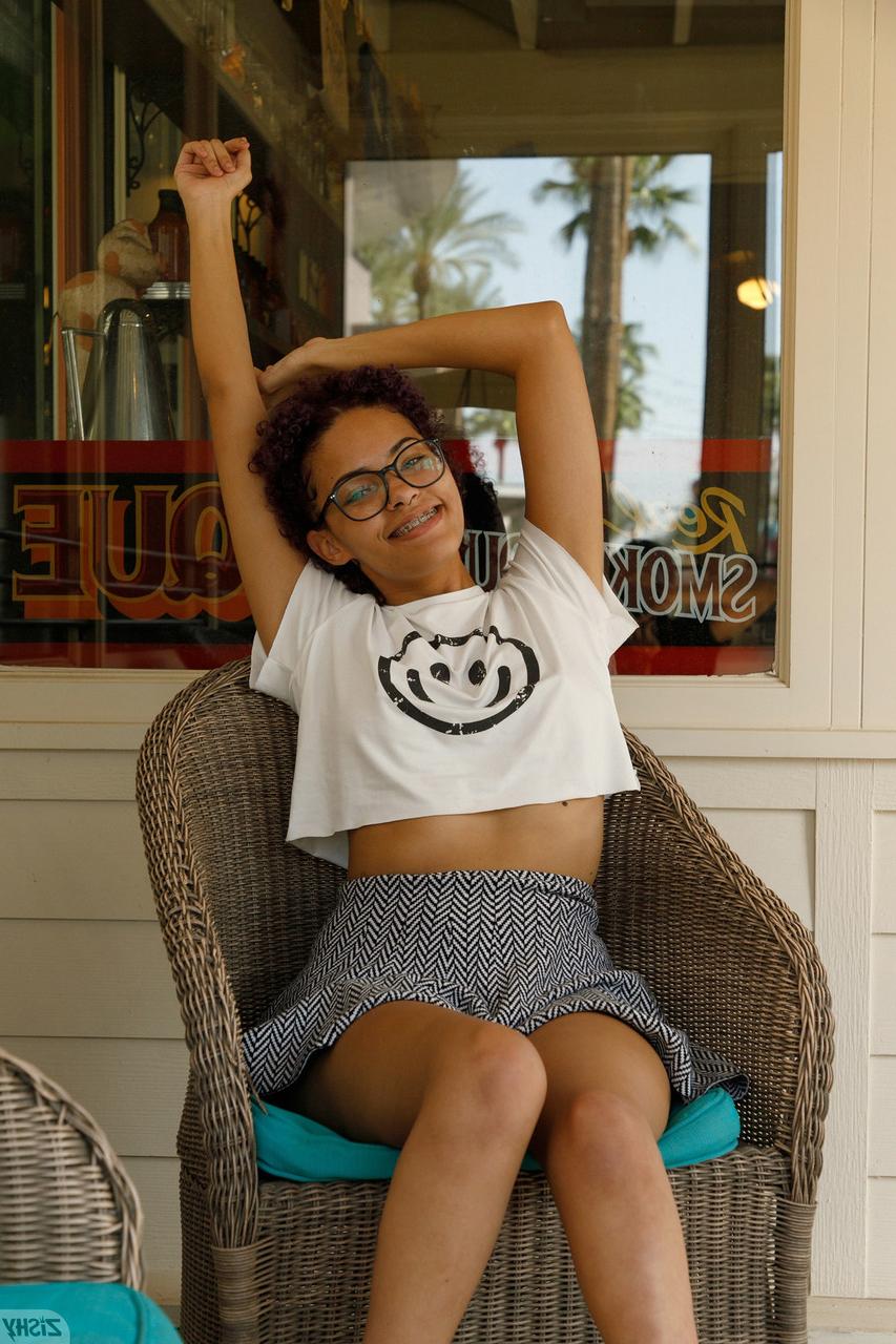 13P Das sexy Babe mit Brille Rebel Tee zeigt in der Öffentlichkeit ihre süßen natürlichen Titten