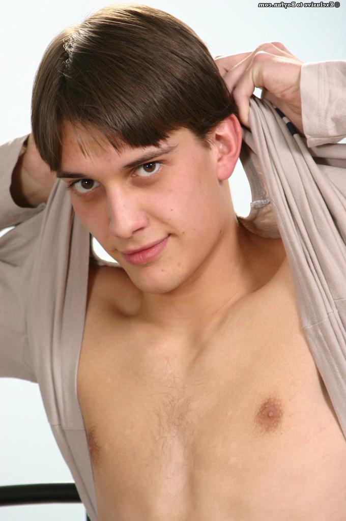 20P La belle brune gay Jan joue avec sa bite non coupée sur le balcon