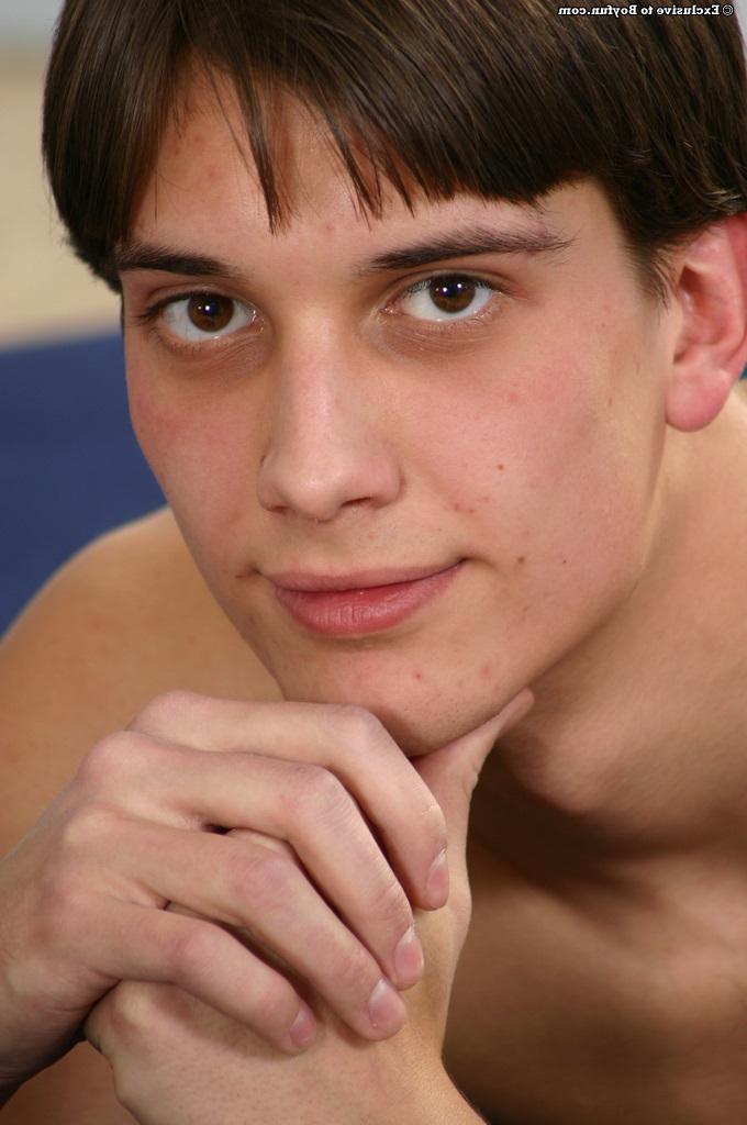 20P La belle brune gay Jan joue avec sa bite non coupée sur le balcon
