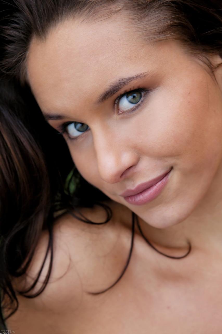 20P A morena glamorosa Diana G mostra seus peitos minúsculos e sua buceta raspada ao ar livre
