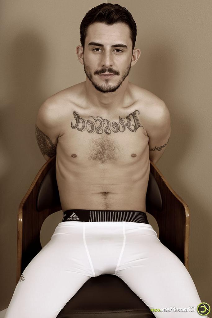 20P El moreno gay tatuado Devin Dixon recibe una mamada caliente mientras está atado y con los ojos vendados