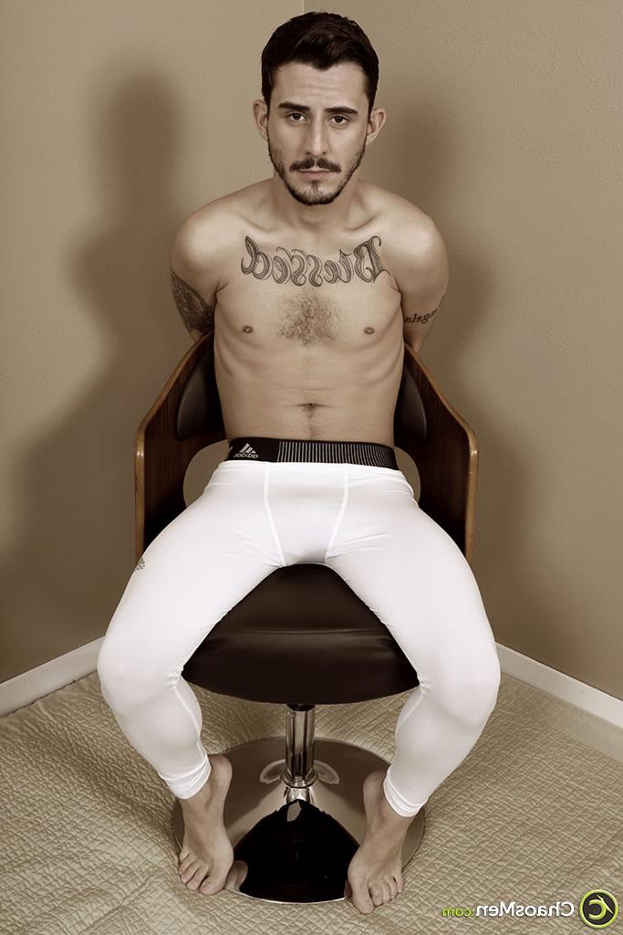 20P El moreno gay tatuado Devin Dixon recibe una mamada caliente mientras está atado y con los ojos vendados