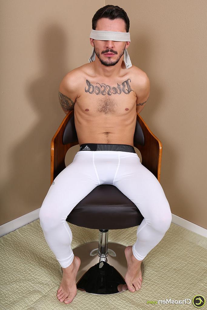 20P El moreno gay tatuado Devin Dixon recibe una mamada caliente mientras está atado y con los ojos vendados