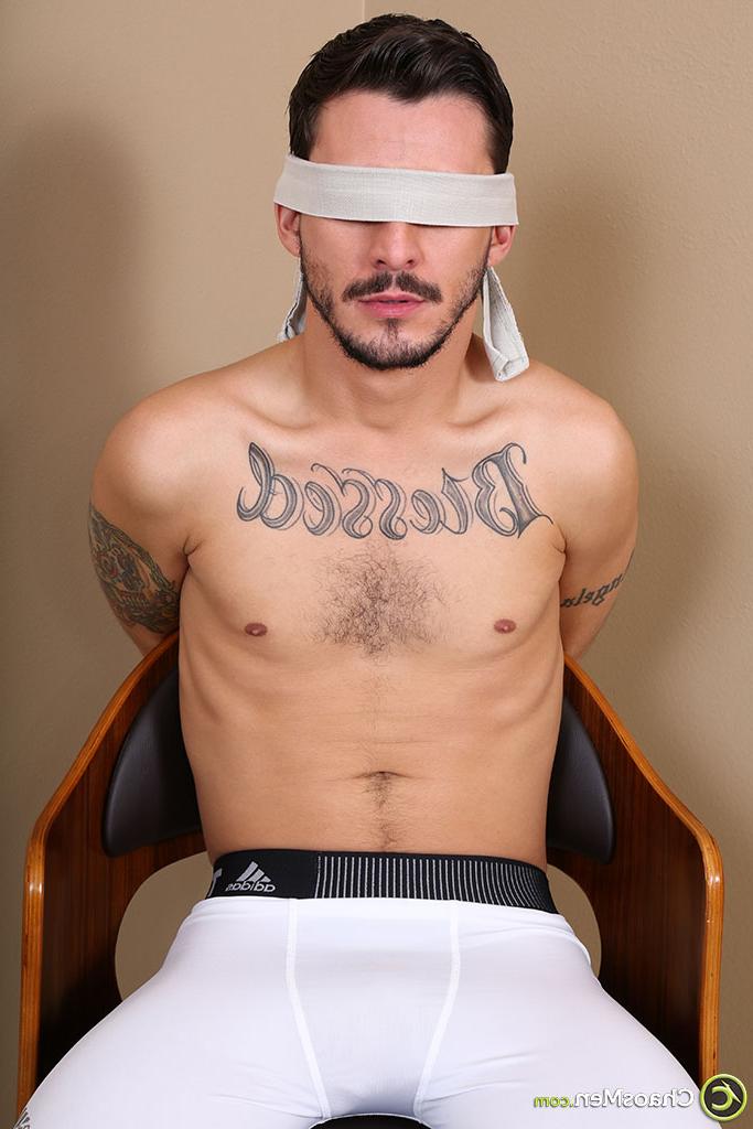 20P El moreno gay tatuado Devin Dixon recibe una mamada caliente mientras está atado y con los ojos vendados