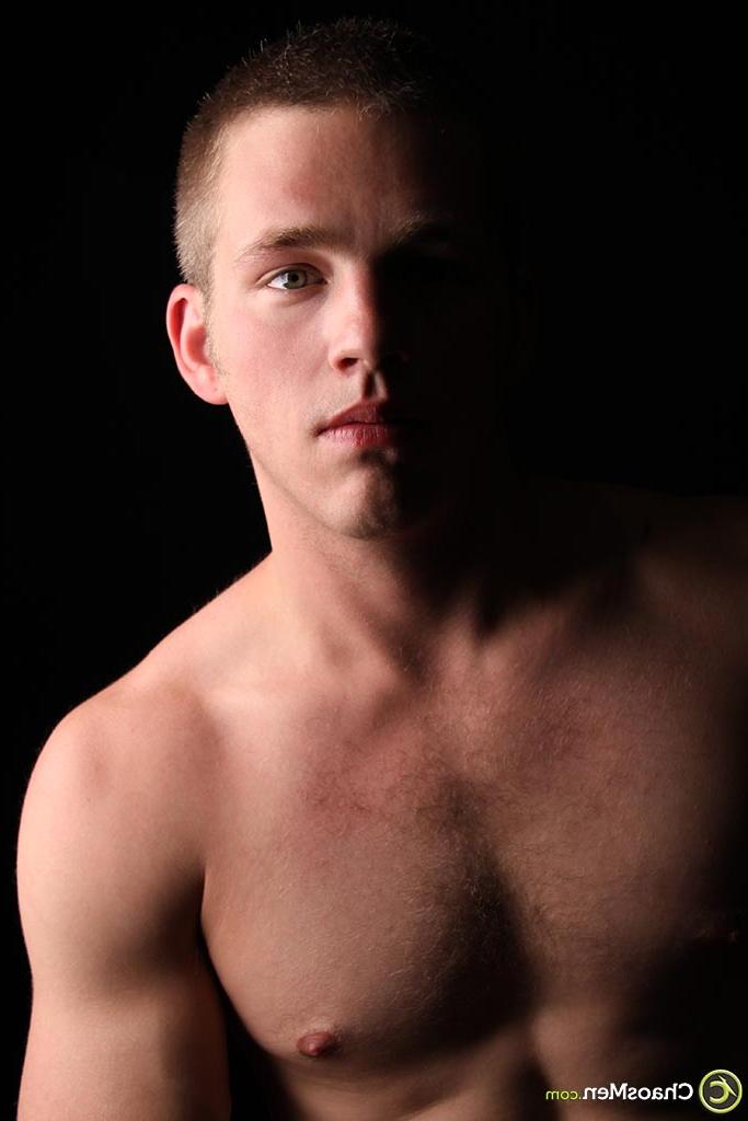20P La mignonne blonde Crew affiche son corps poilu et chaud et branle sa tige dans un solo gay
