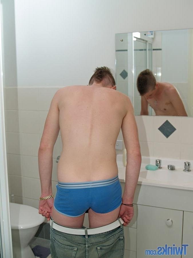 20P Kinky gay twink Bryce H removes his clothes and masturbates in a tub