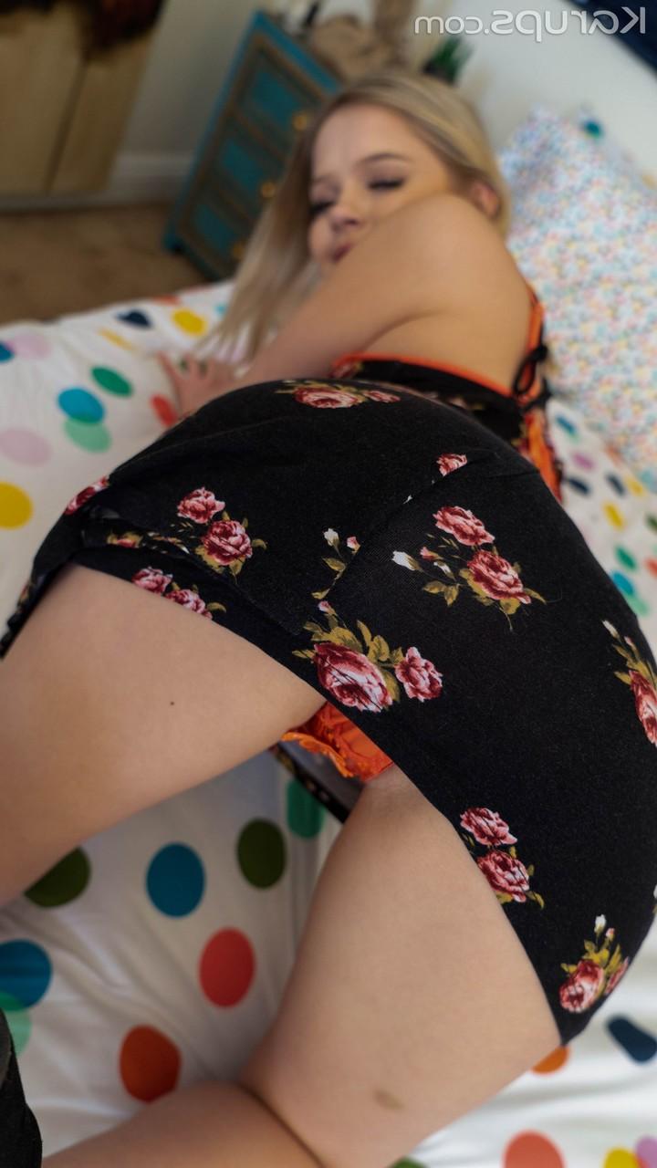 20P La jolie jeune blonde Coco Lovelock enlève sa robe moulante et sa lingerie orange.