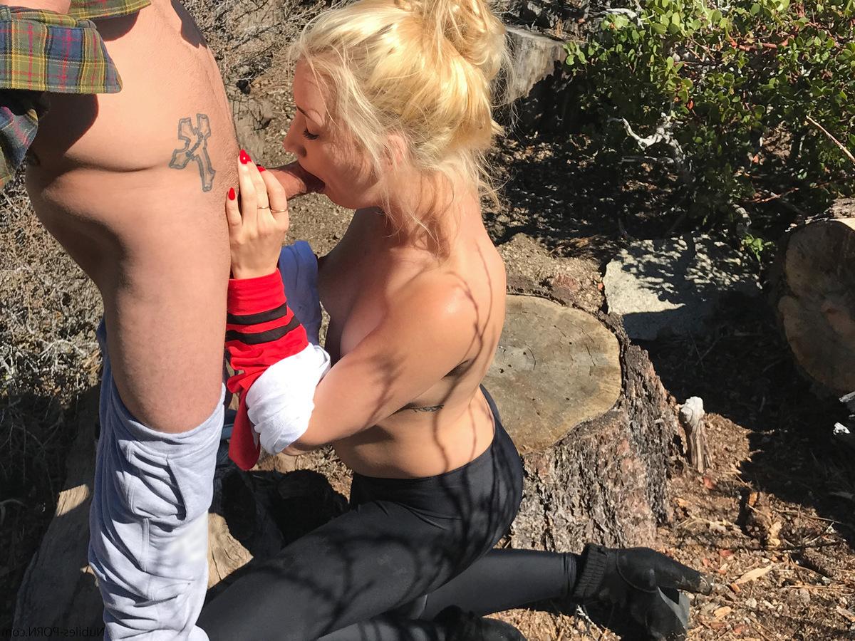 16P Adolescente rubia hace topless mientras chupa una polla cerca del tocón de un árbol